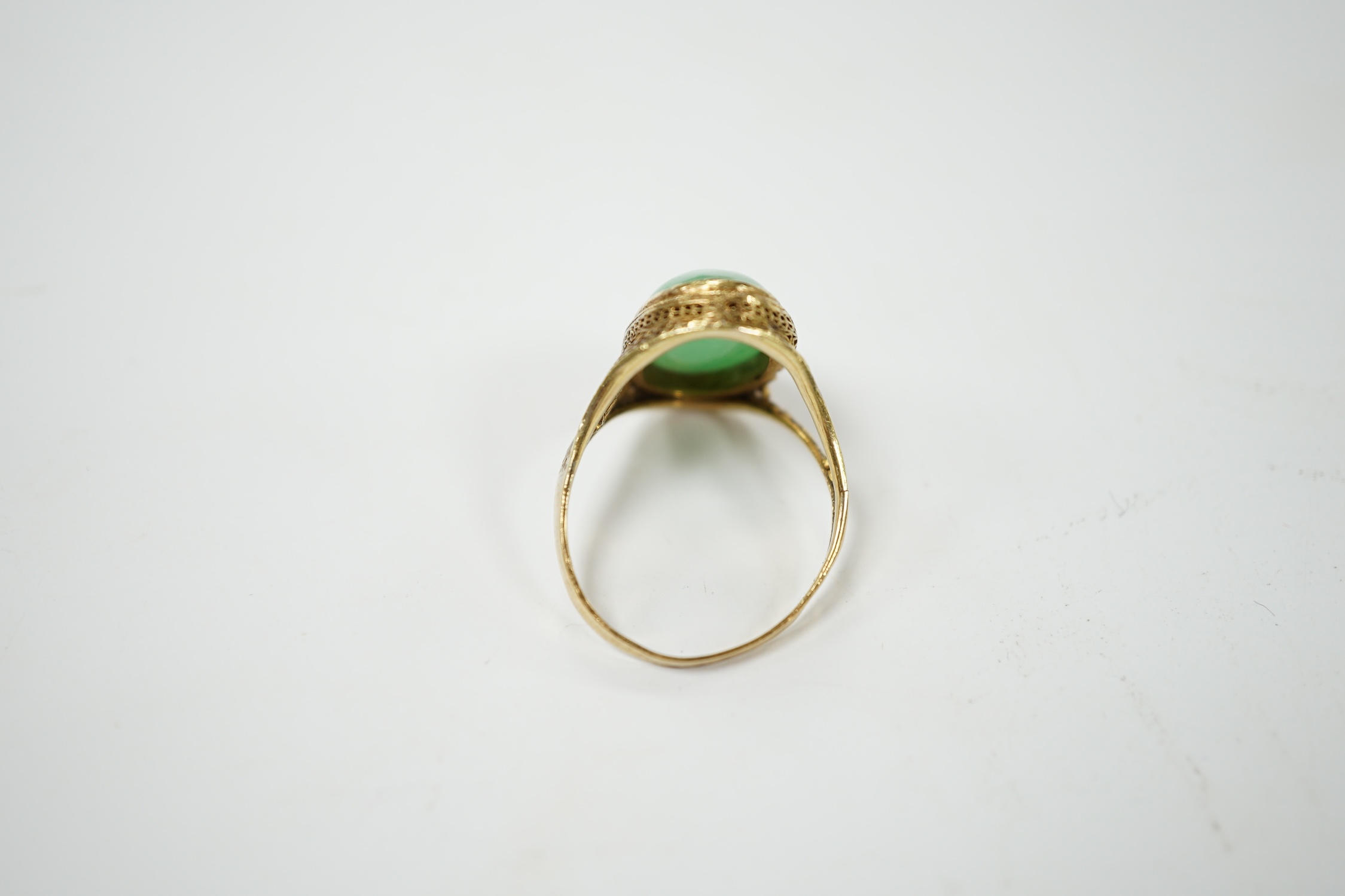 A Chinese 18k and cabochon jade set ring, size O, gross weight 3.9 grams. Condition - poor